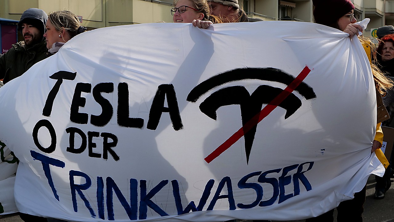 Waymo Robotaxi Blocks Ambulance During Fatal Austin Shooting