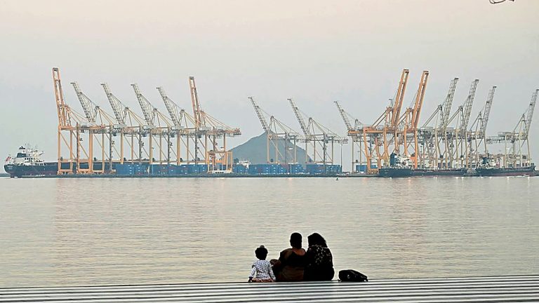 Drone Strike Hits Fujairah Oil Hub, Sparks Major Tank Farm Fire