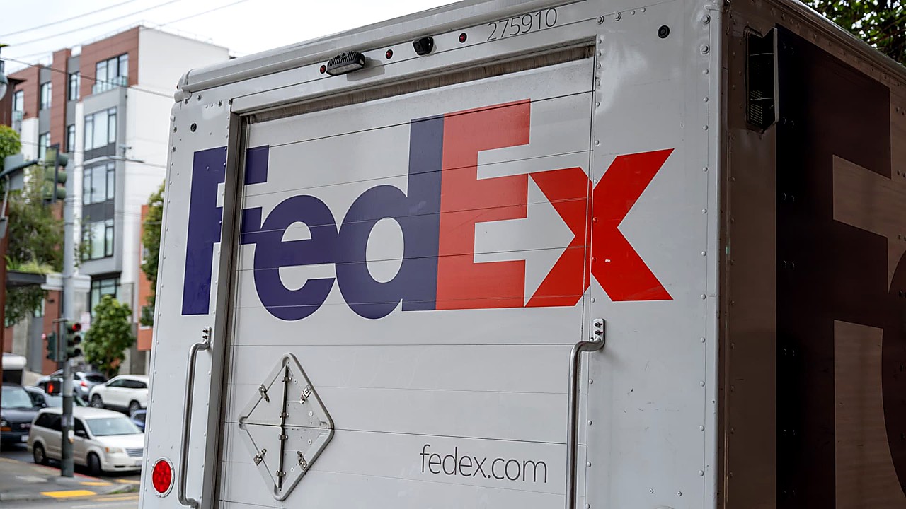 FedEx Tops Estimates, Lifts Full Year Outlook On Strong Demand