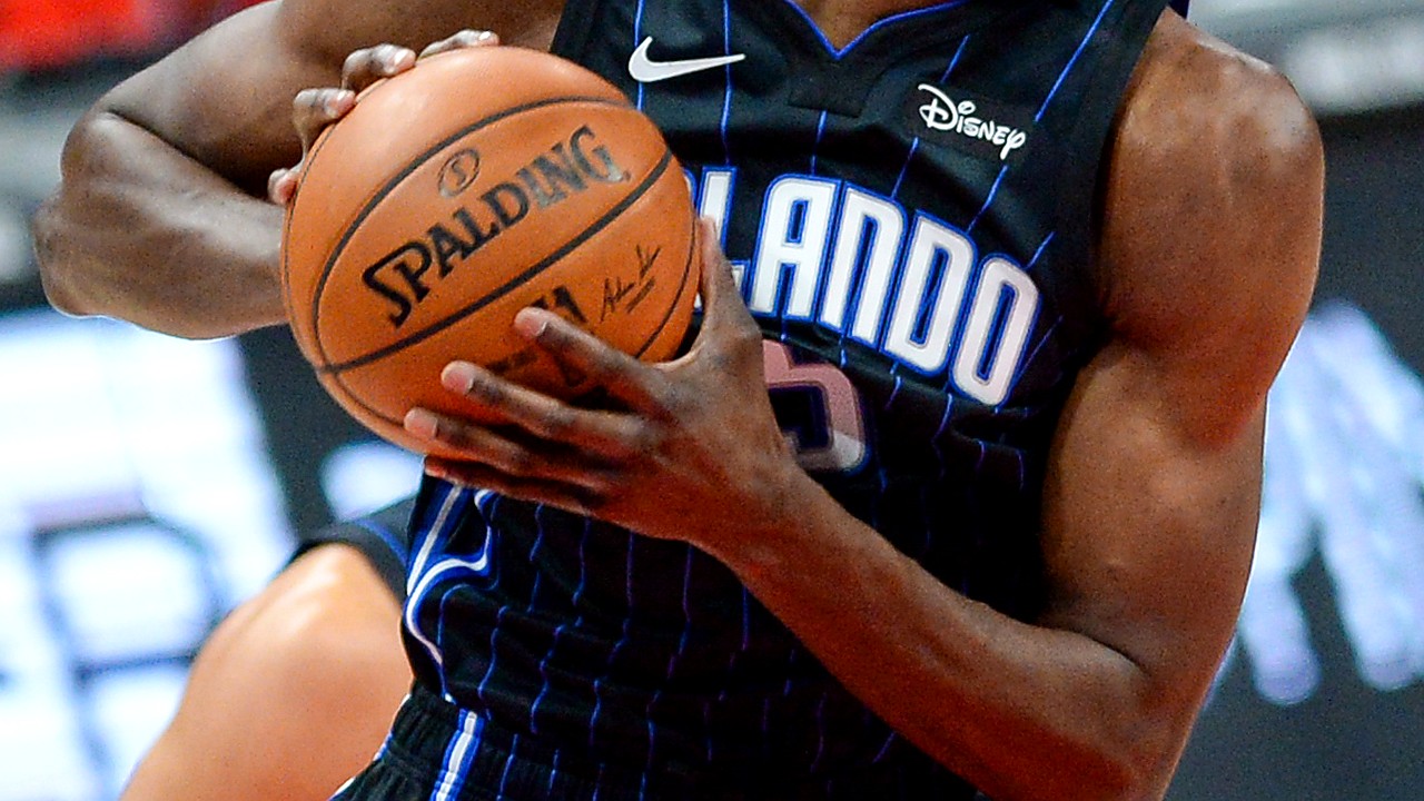 Lakers Edge Pelicans As Davis Anchors Defense In Win