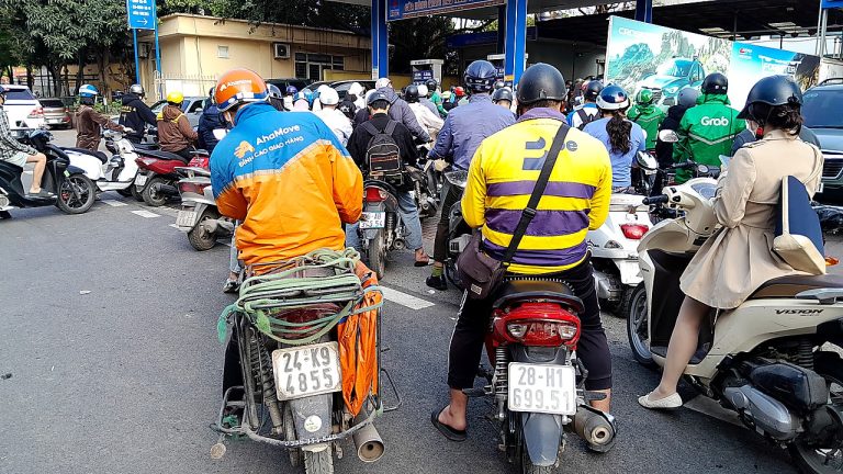 Oil Prices Slide as Stocks Rise Ahead of Ukraine Peace Talks