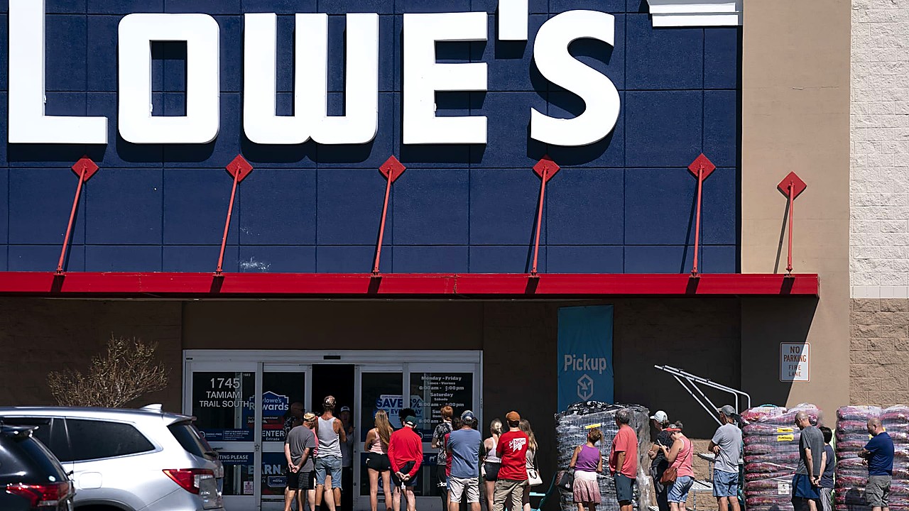 Lowe's Tops Wall Street Forecasts Amid Challenging Housing Market