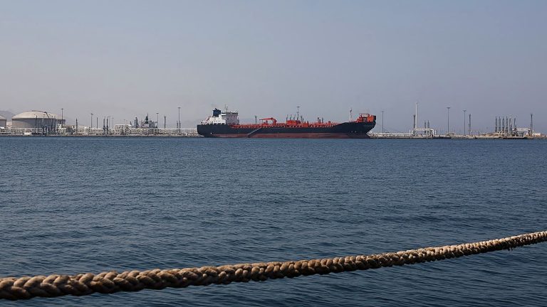 Oil Prices Rise as U.S.-Iran Tensions Elevate Hormuz Risks