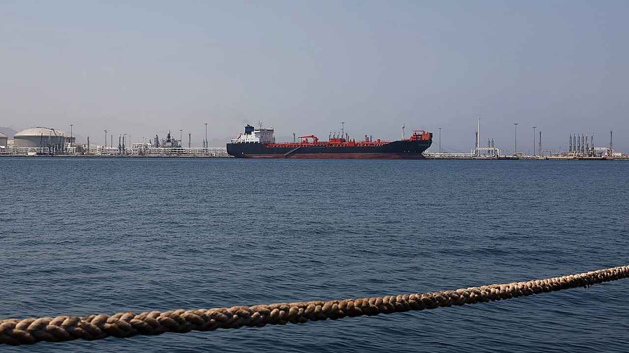 Oil Prices Rise as U.S.-Iran Tensions Elevate Hormuz Risks