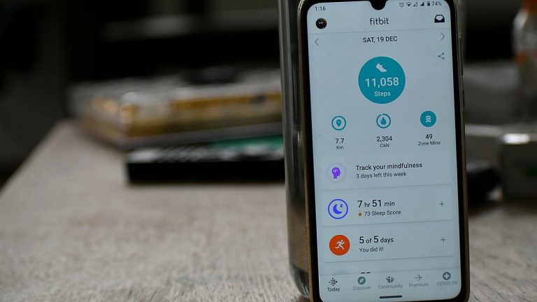 Google Unveils Screenless Fitbit Air, Shifts Wearables Strategy