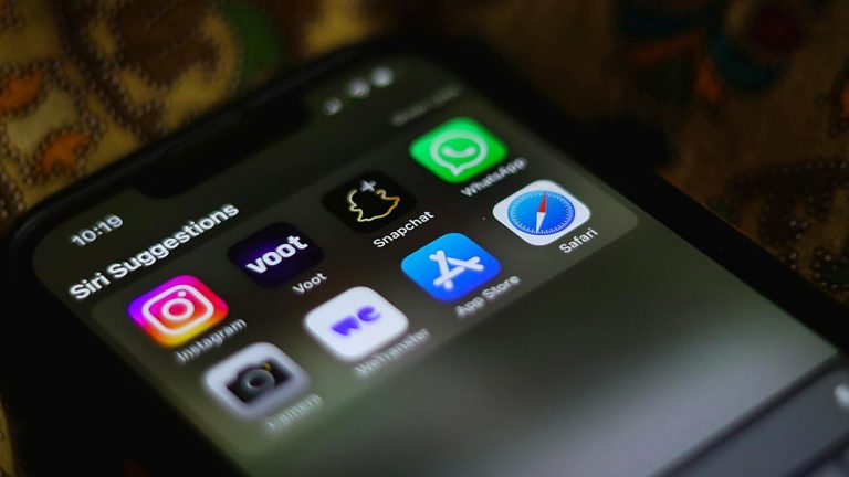 Apple Delays Siri AI Rollout In EU Under DMA For iOS 27