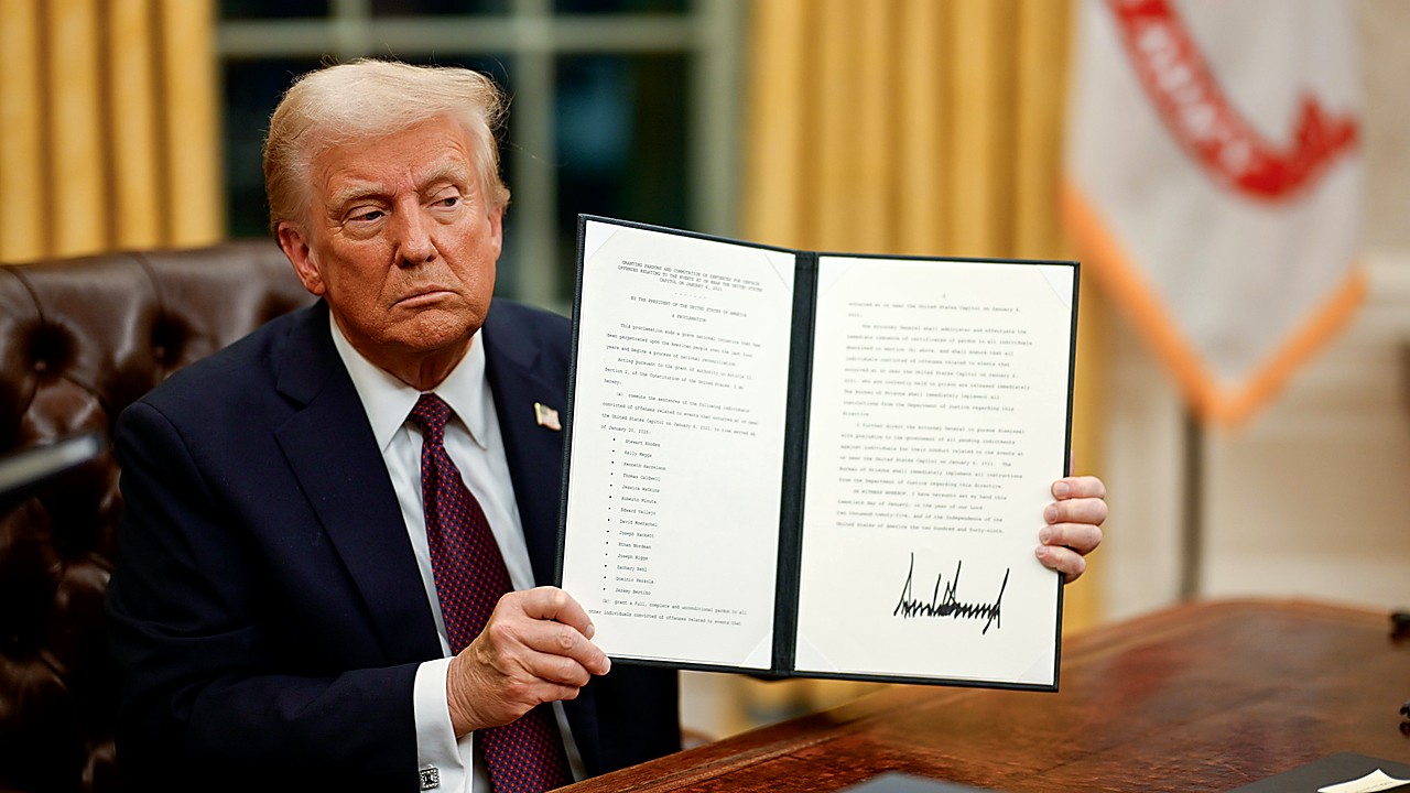 Trump Signs Orders Targeting Birthright Citizenship, Border Rules